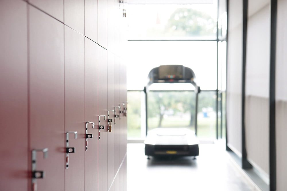 Hodnik i ormari u fitness centru